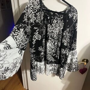 💝 26/28 Black & White Floral Peasant Blouse - Women's Relaxed Top